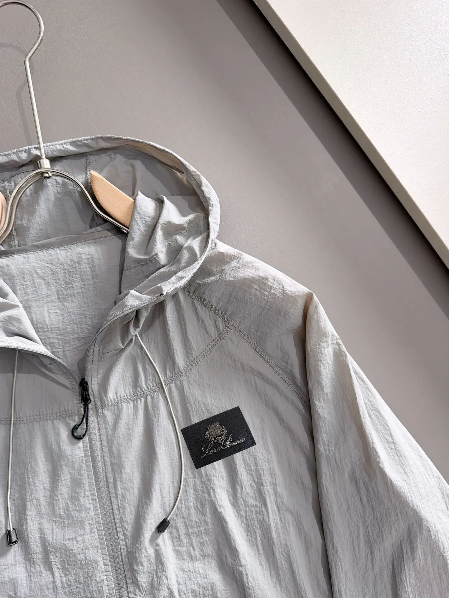 LP 2041 sports lightweight sun protection clothing, rare supply! Original good stuff! Sports coat and sun protection clothing is a multi-functional jacket that can be worn as an ordinary jacket for daily casual wear, or it can also be used as a sun protection tool in the hot summer! It can also be a windbreaker when the evening breeze is slightly cool! The fabric is made of functional UV-resistant nylon material! The upper body effect is light and breathable, breathable and comfortable, and the sun protection factor is as high as SPF PA+++50. It is also lightly resistant to splashing water in daily life! High-tech Active sports tailoring, ready-to-wear is flexible and comfortable, and the wearing shape is more suitable for the body shape, making it easy to wear and match for daily leisure sports! The standard sun protection and UV protection function is specially designed for the season, just to provide more, better and more comfortable wearing experience! Size:M-3XL